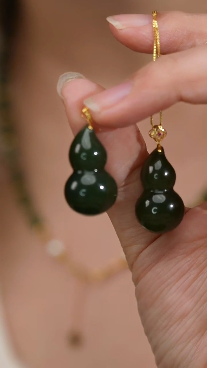 吊坠(赠链)18K金镶嵌和田玉葫芦  菠菜绿  多样性发一件