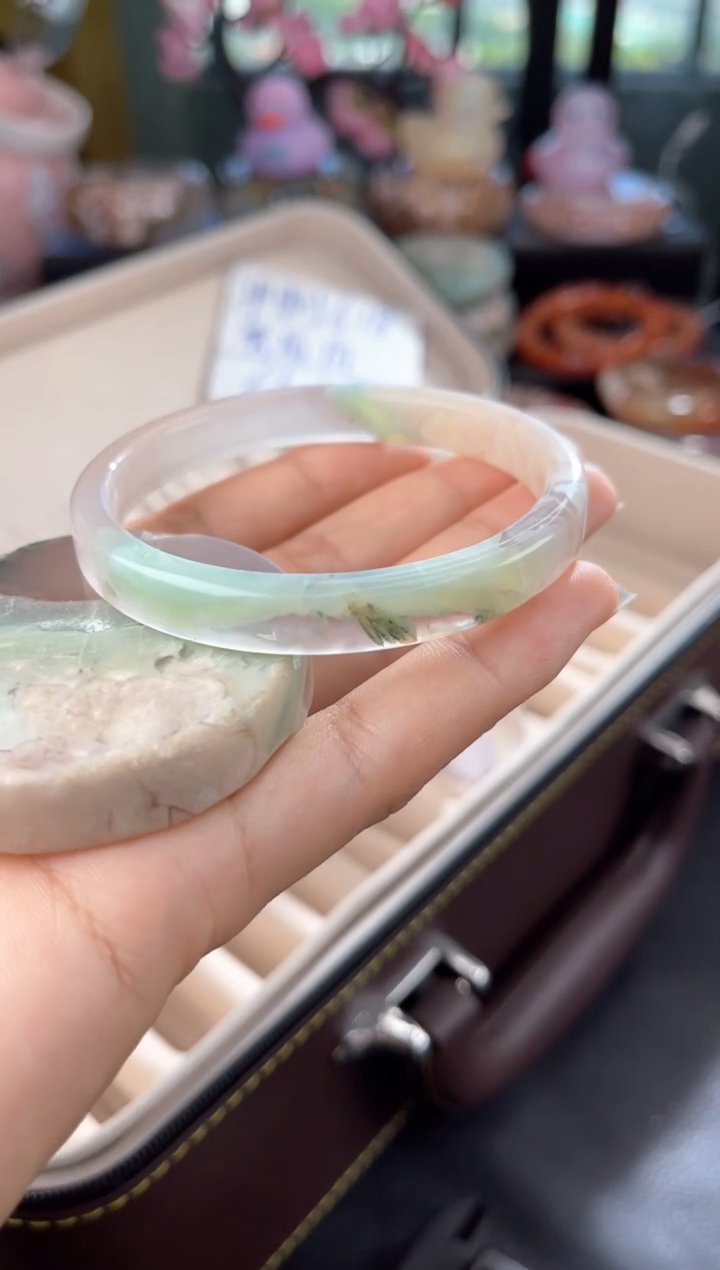 石英质玉手镯未镶嵌56