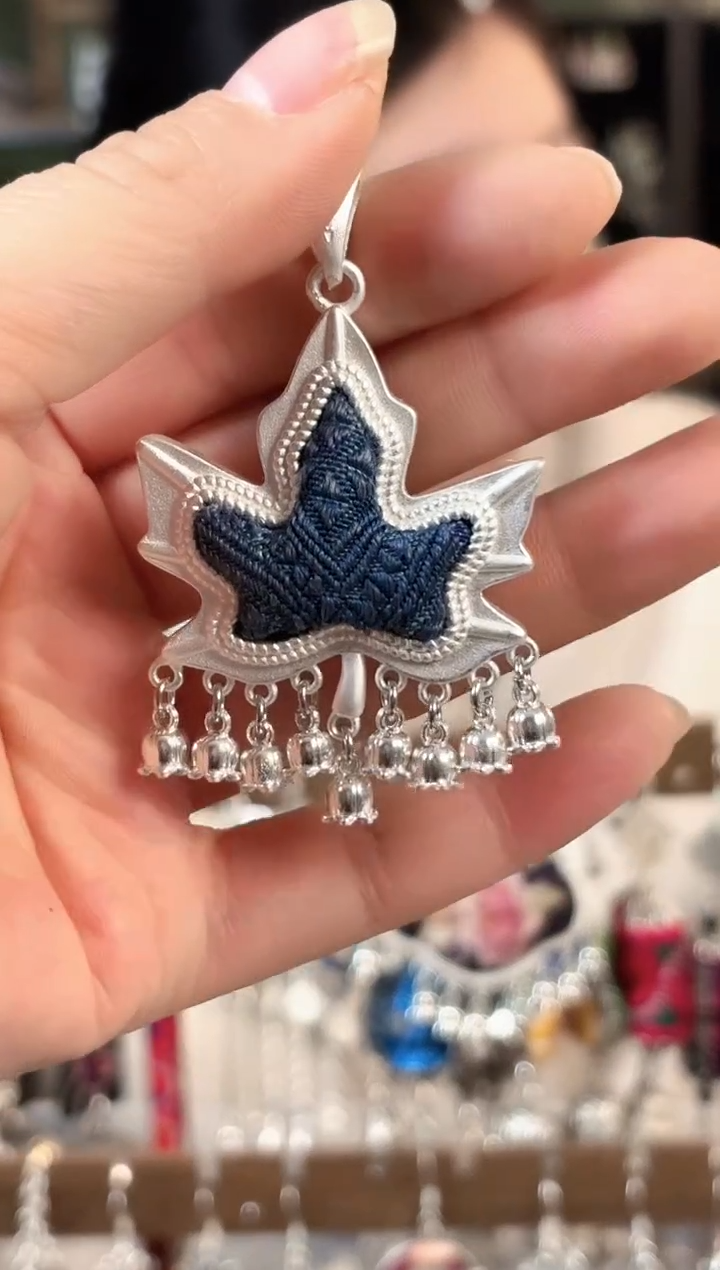 彩云南阁非遗老绣苗银饰品633