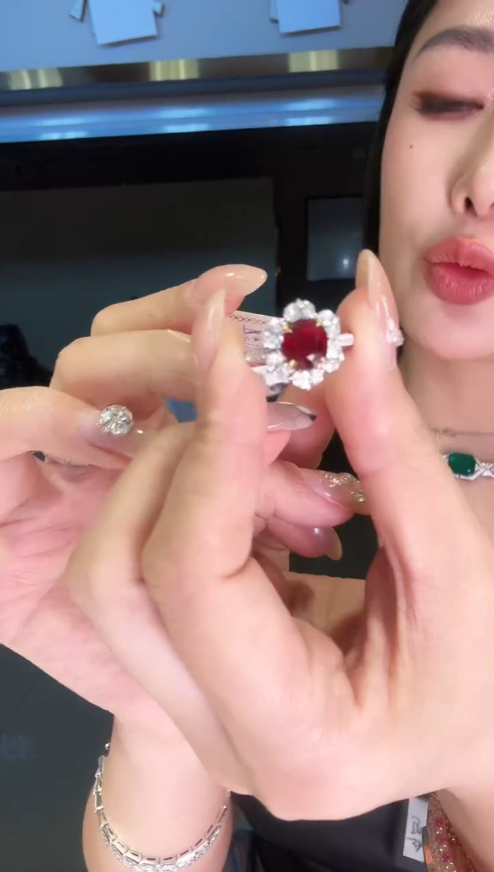 18K金镶嵌戒指红宝石2.18ct 