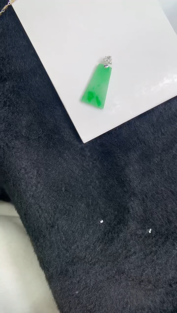 颈饰18K金镶嵌翡翠无事牌