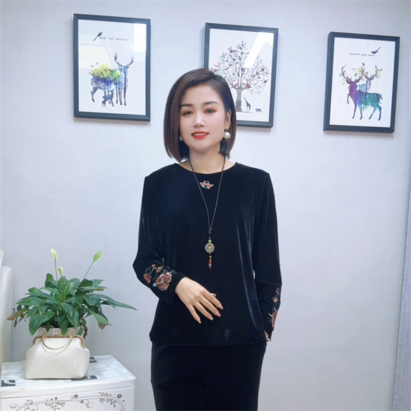 6561新款刺绣时尚打底衫