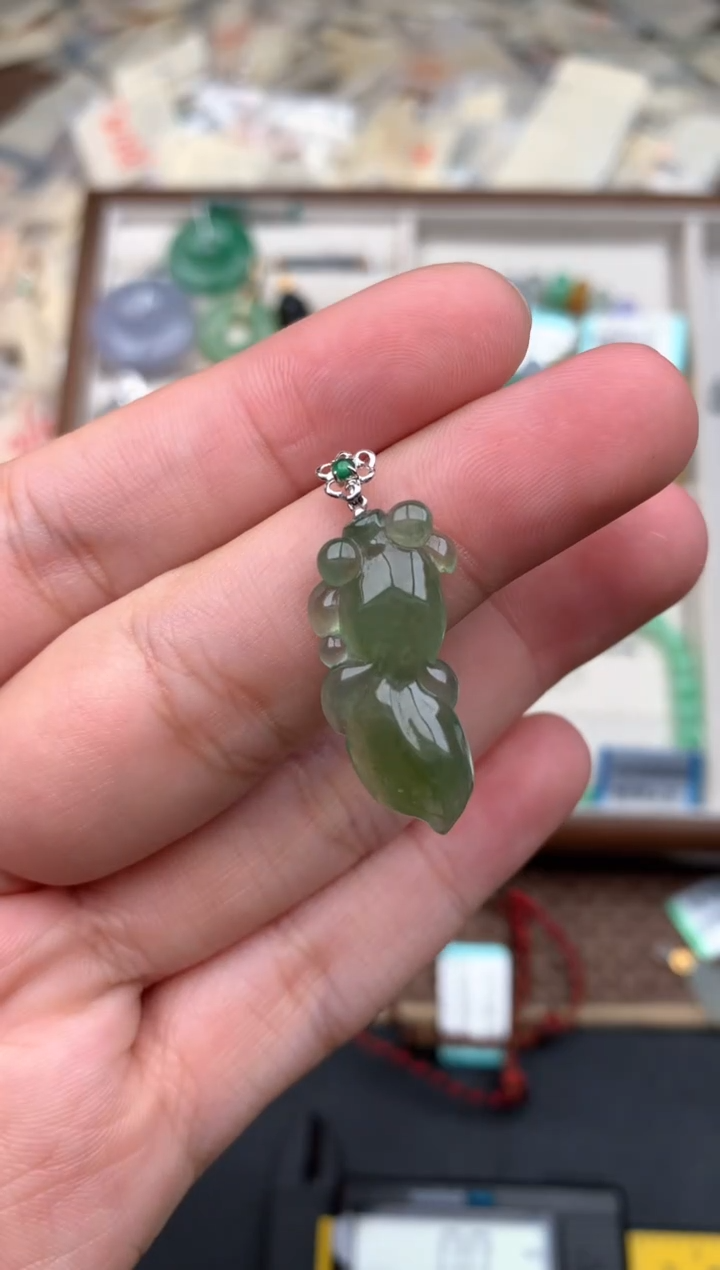 18K金镶嵌挂件翡翠一