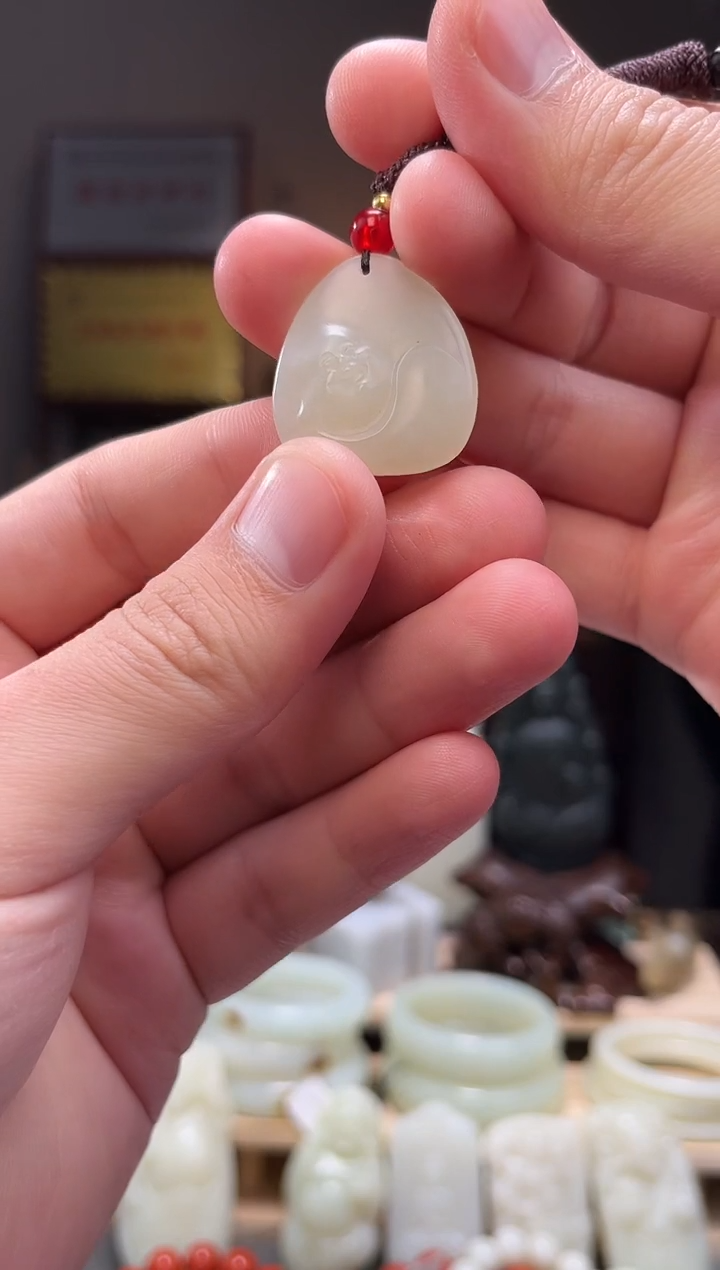 颈饰未镶嵌和田玉吊坠