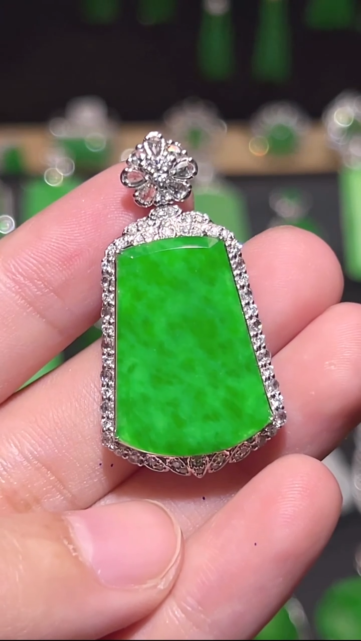 18K金镶嵌挂件翡翠吊坠