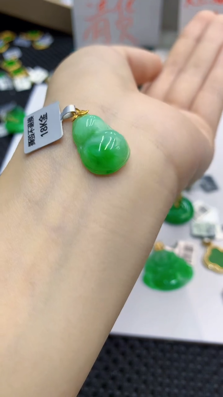 翡翠18K金镶嵌颈饰             1