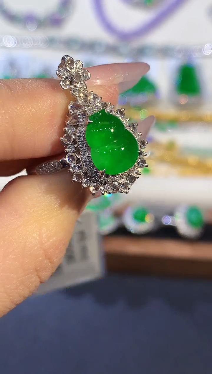 18K金镶嵌戒指翡翠多样性发其一