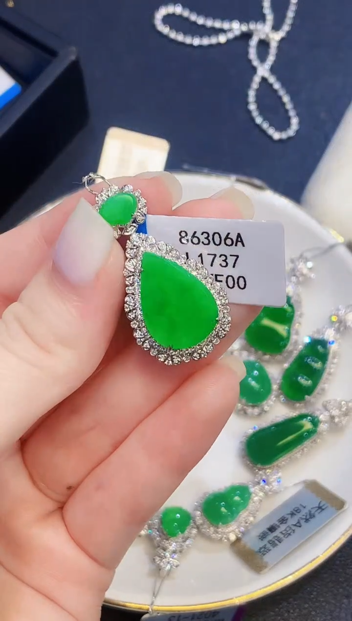 吊坠(不含链)18K金镶嵌翡翠多样性发其一