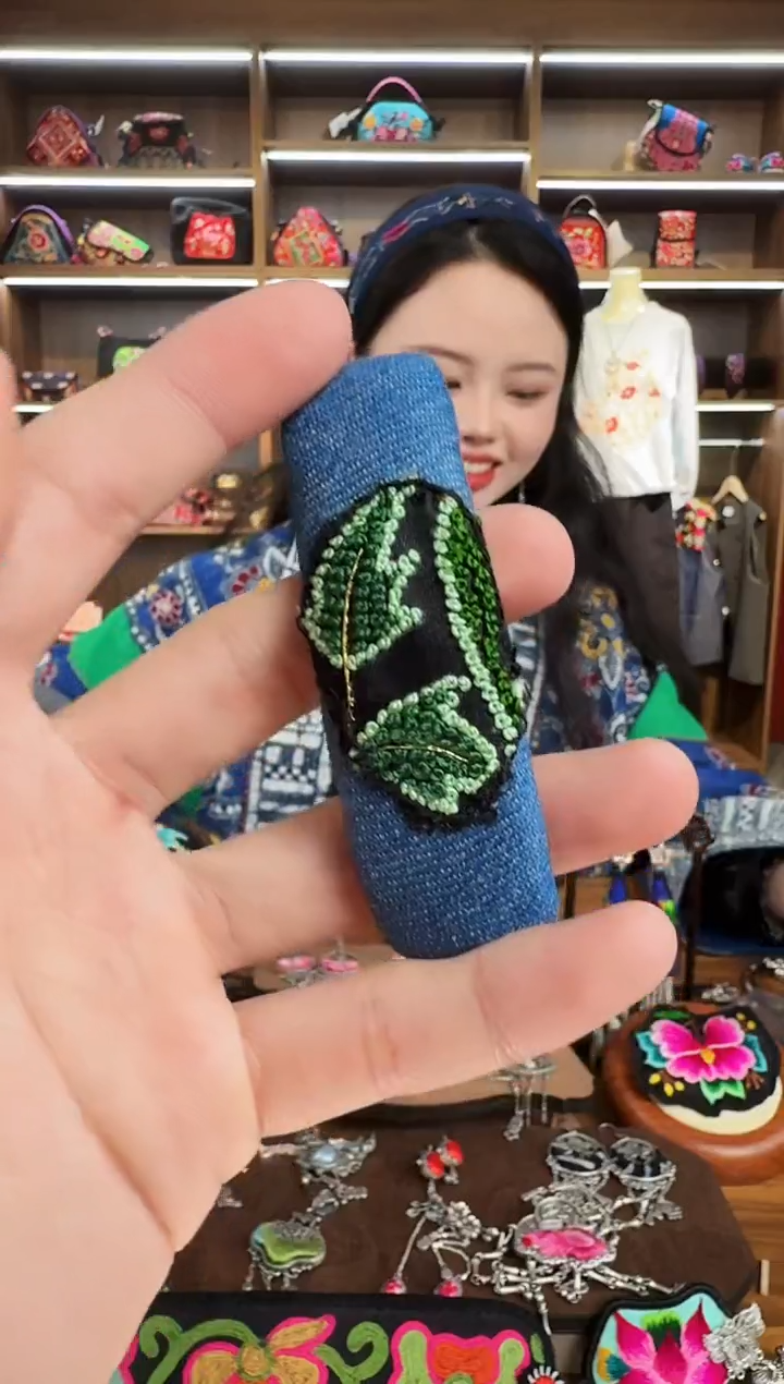 【闪购商品】织绣170蒙阿苏苗绣传承