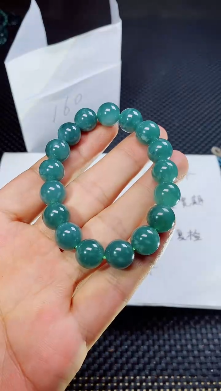 翡翠未镶嵌颈饰          