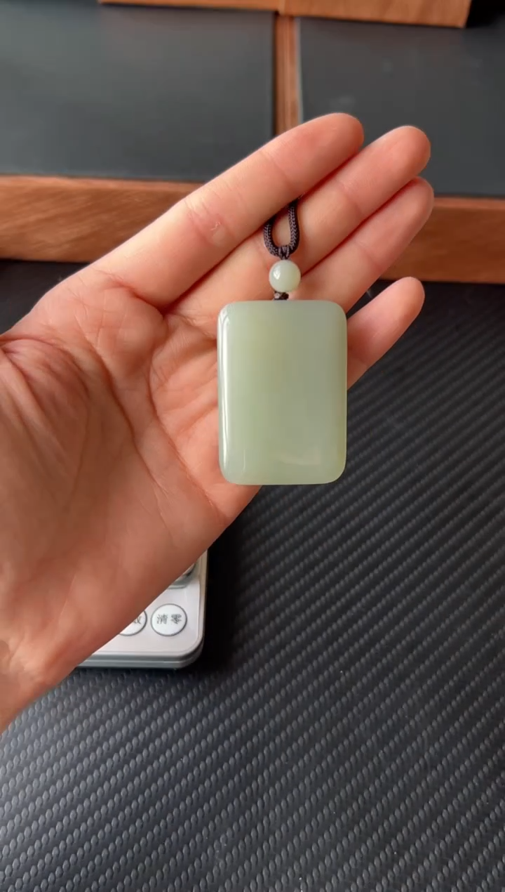 【闪购商品】和田玉吊坠(赠链)未镶嵌且末微色差近矿