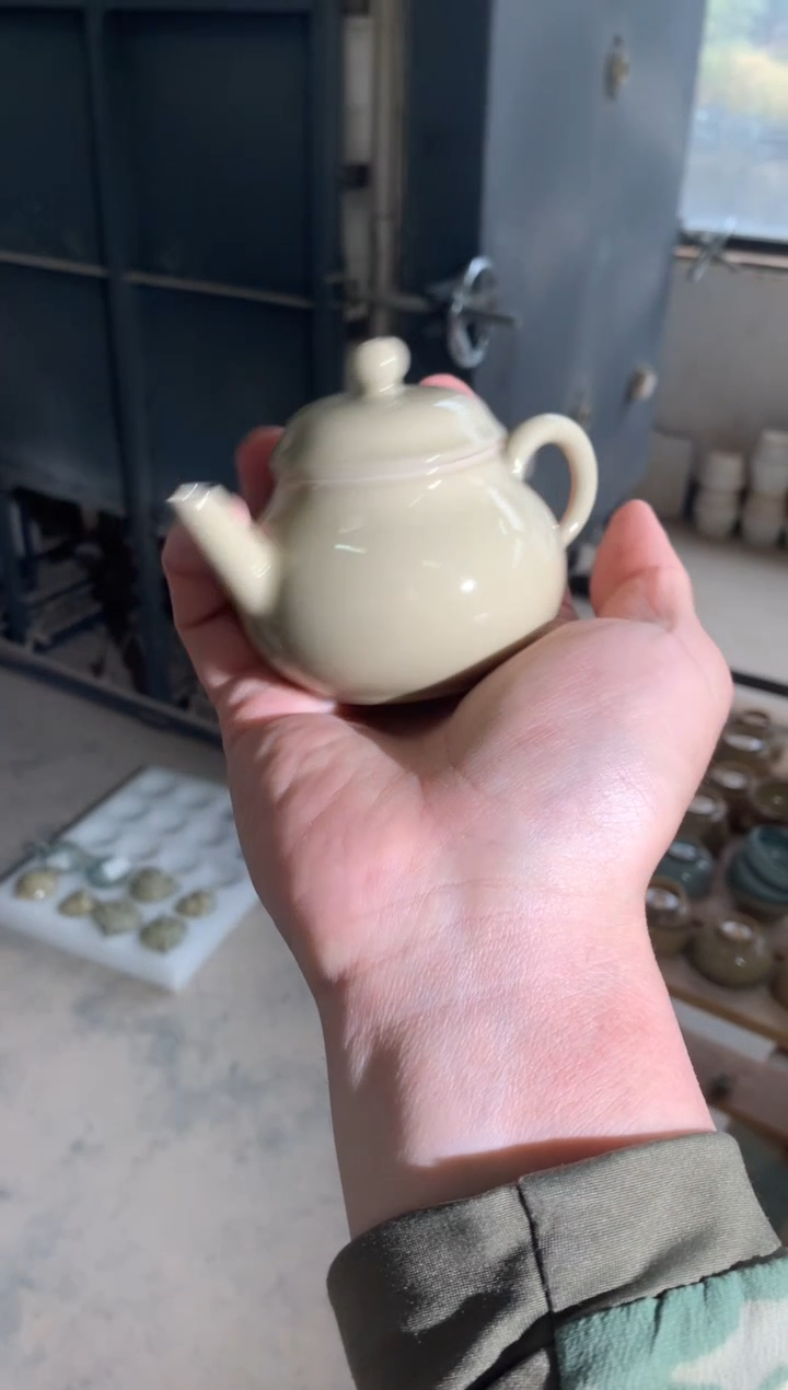 【闪购商品】【览古雅韵】米黄壶