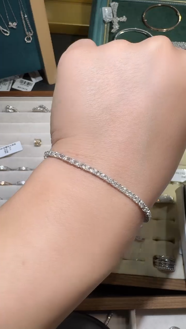 【闪购商品】钻石手链18K金镶嵌一克拉牛头手链