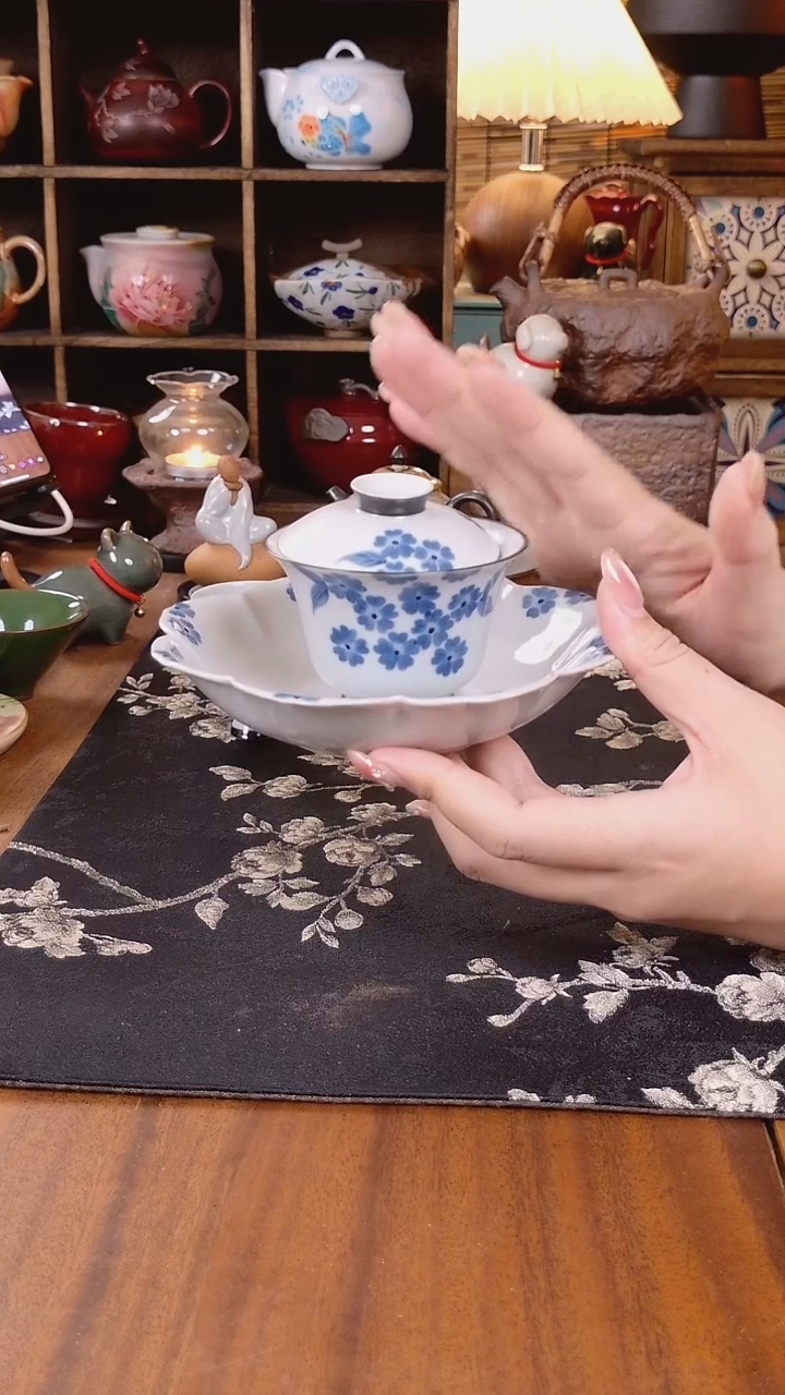 手绘小蓝花盖碗两件套
