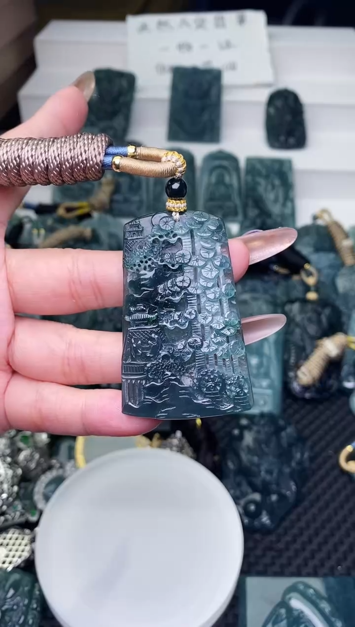 颈饰未镶嵌翡翠          