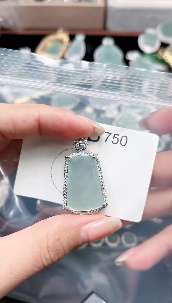 【闪购商品】翡翠颈饰未镶嵌750赠皮绳