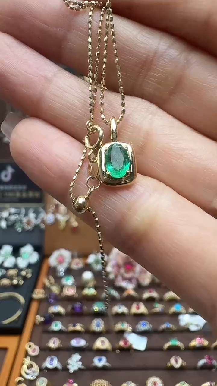 18K金镶嵌套链祖母绿18K金祖母绿套链