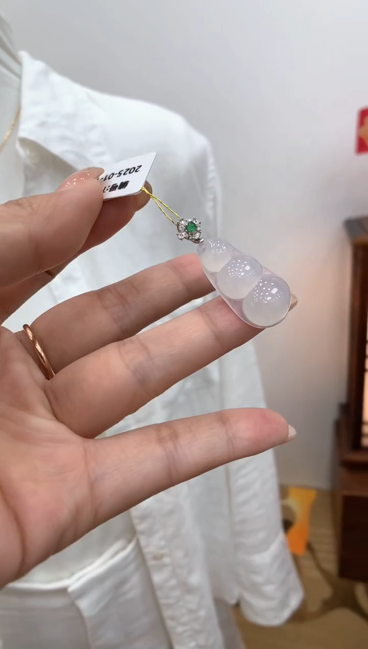 【闪购商品】翡翠颈饰18K金镶嵌福豆吊坠