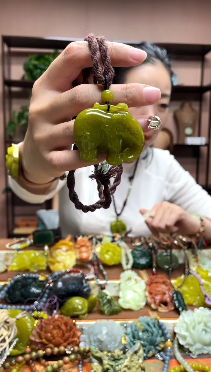 未镶嵌岫玉颈饰多样性发货发其中之一