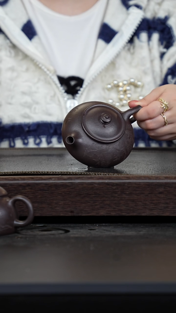 【闪购商品】紫砂茶壶黑墩头刻绘寒江