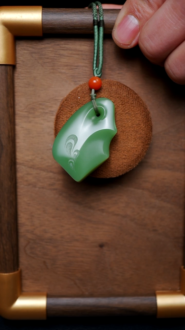 吊坠(不含链)未镶嵌和田玉（碧玉）向****敬碧玉浓粉绿随型牌