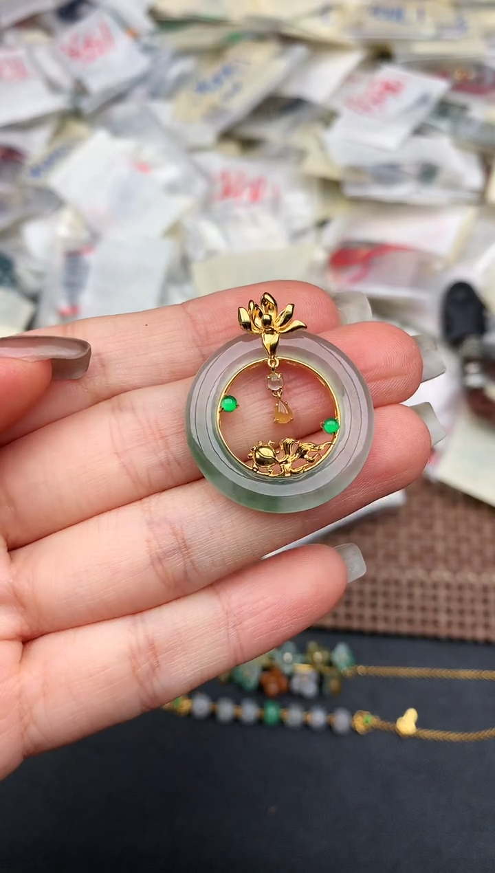18K金镶嵌挂件翡翠—