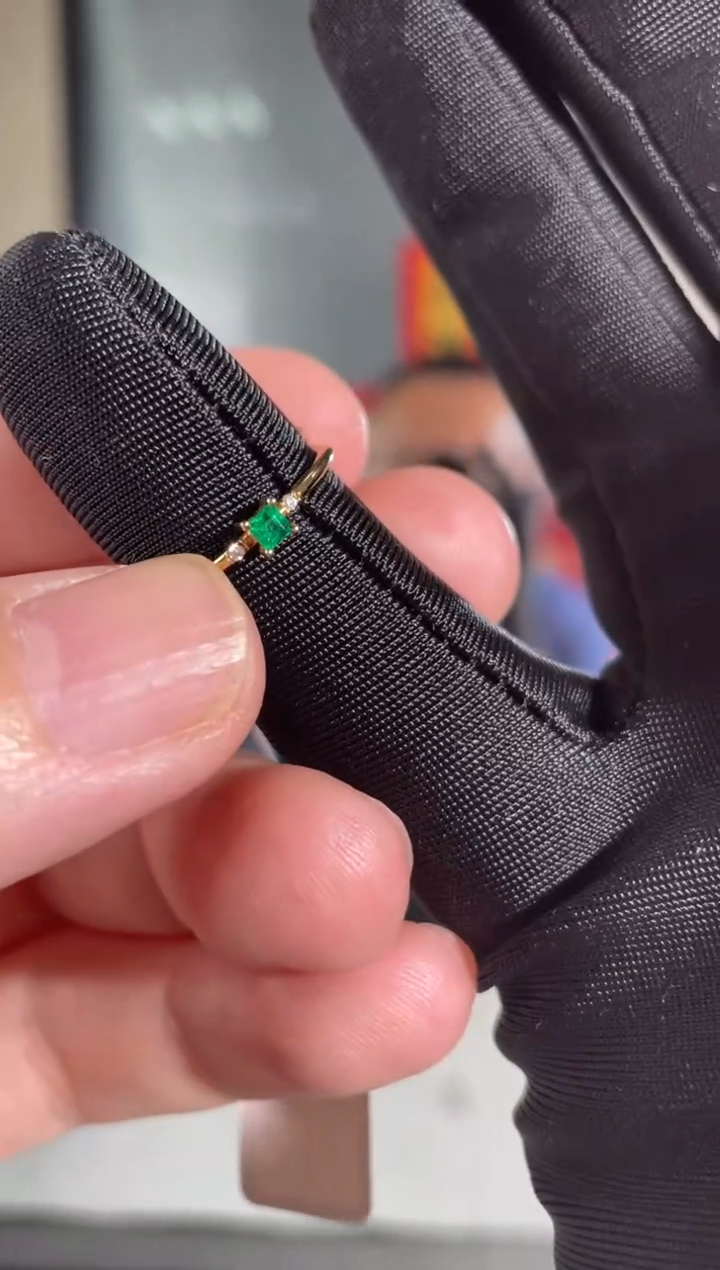 【闪购商品】祖母绿戒指18K金镶嵌潘杰希尔