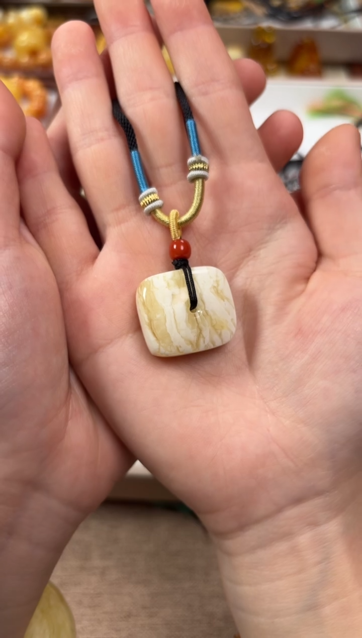 【闪购商品】琥珀裸石未镶嵌藏扣