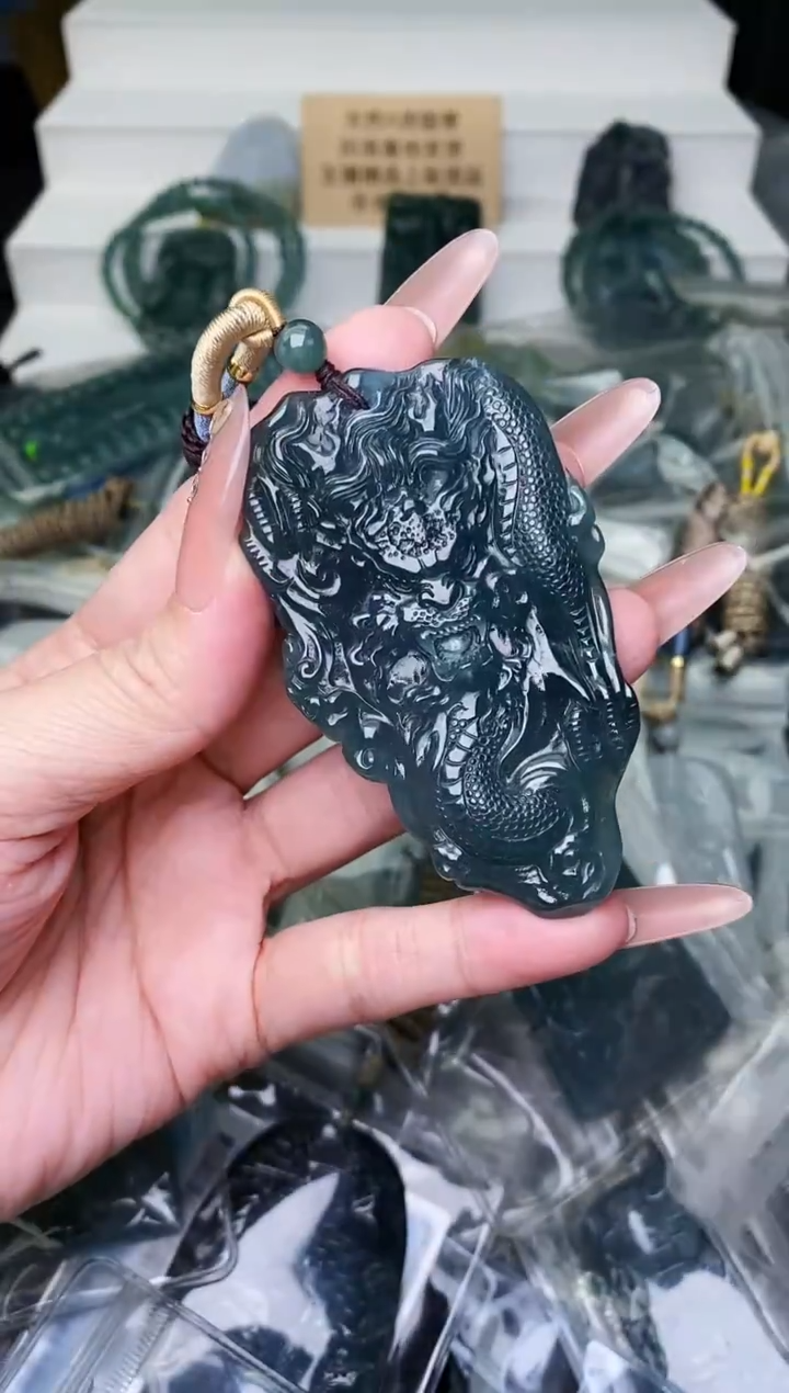 颈饰未镶嵌翡翠 