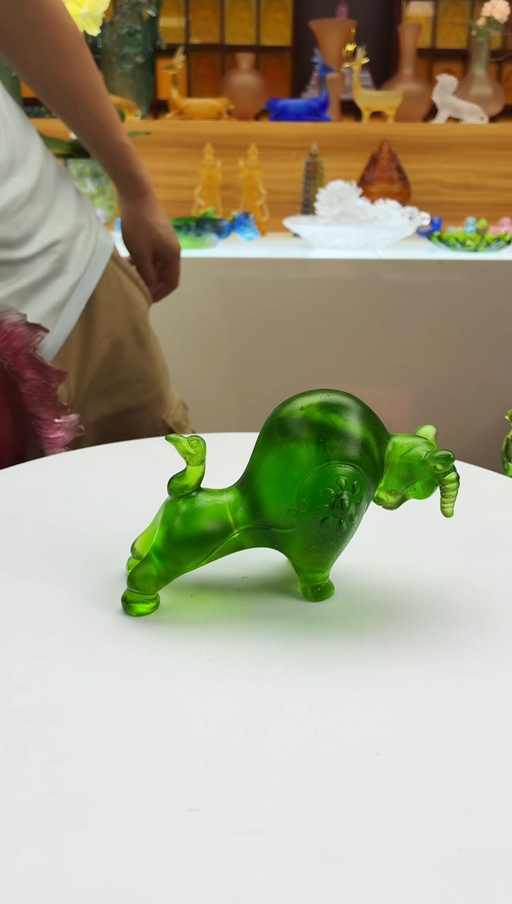 手工艺品琉璃绿色拓荒牛摆件14*9公分冰冻烧