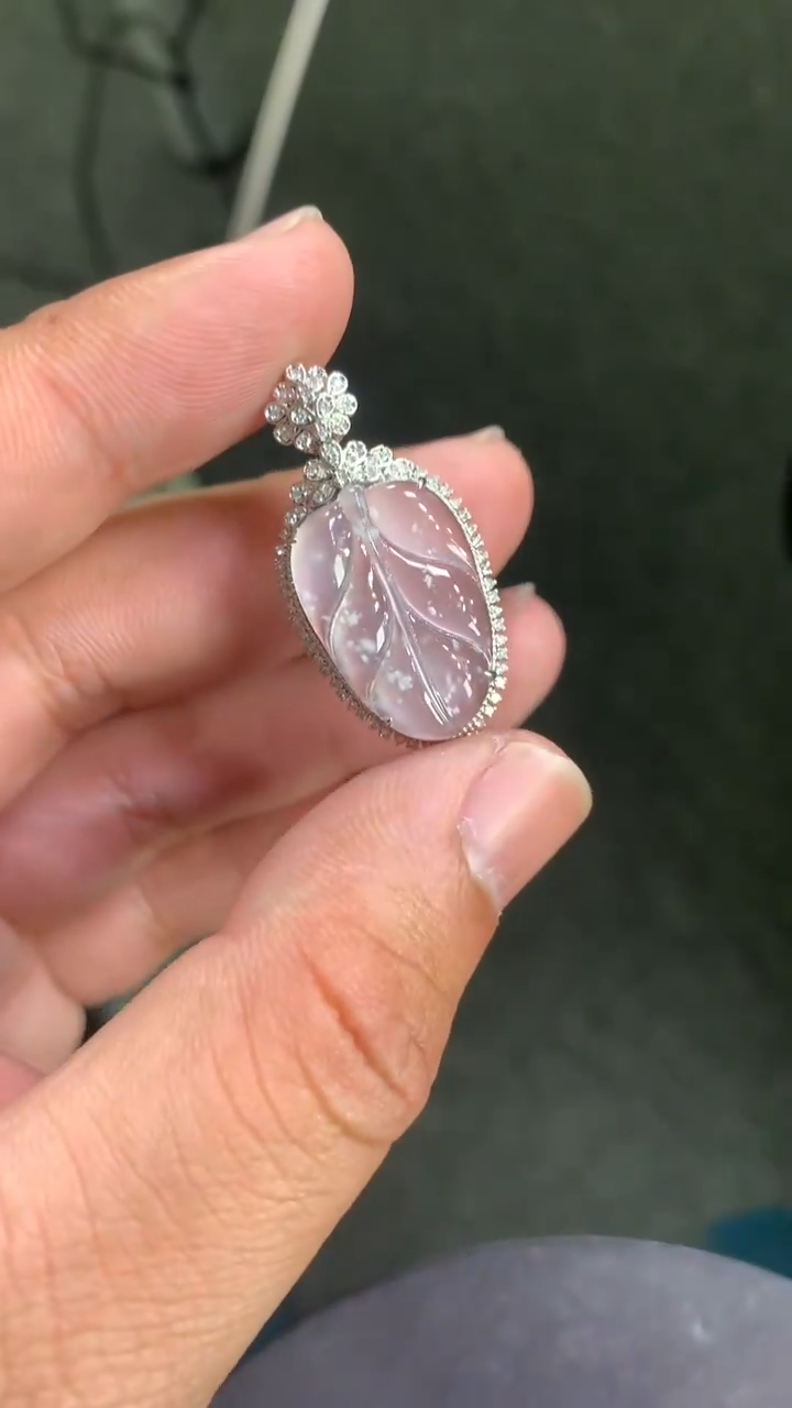 颈饰18K金镶嵌翡翠叶子