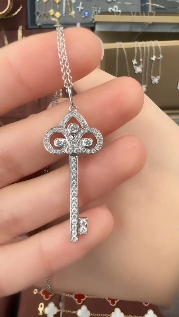 【闪购商品】钻石项链18K金镶嵌鸢尾花钥匙项链