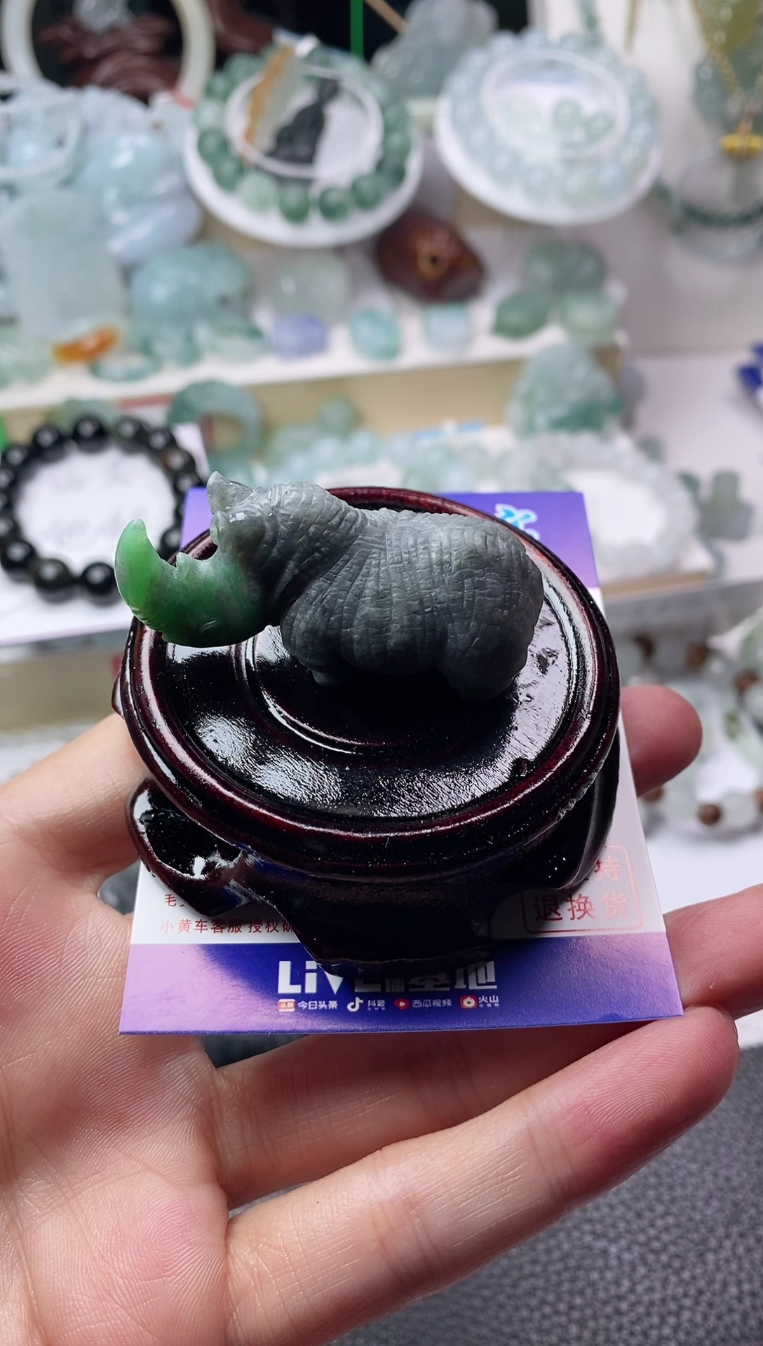 未镶嵌定制翡翠一***。犀牛