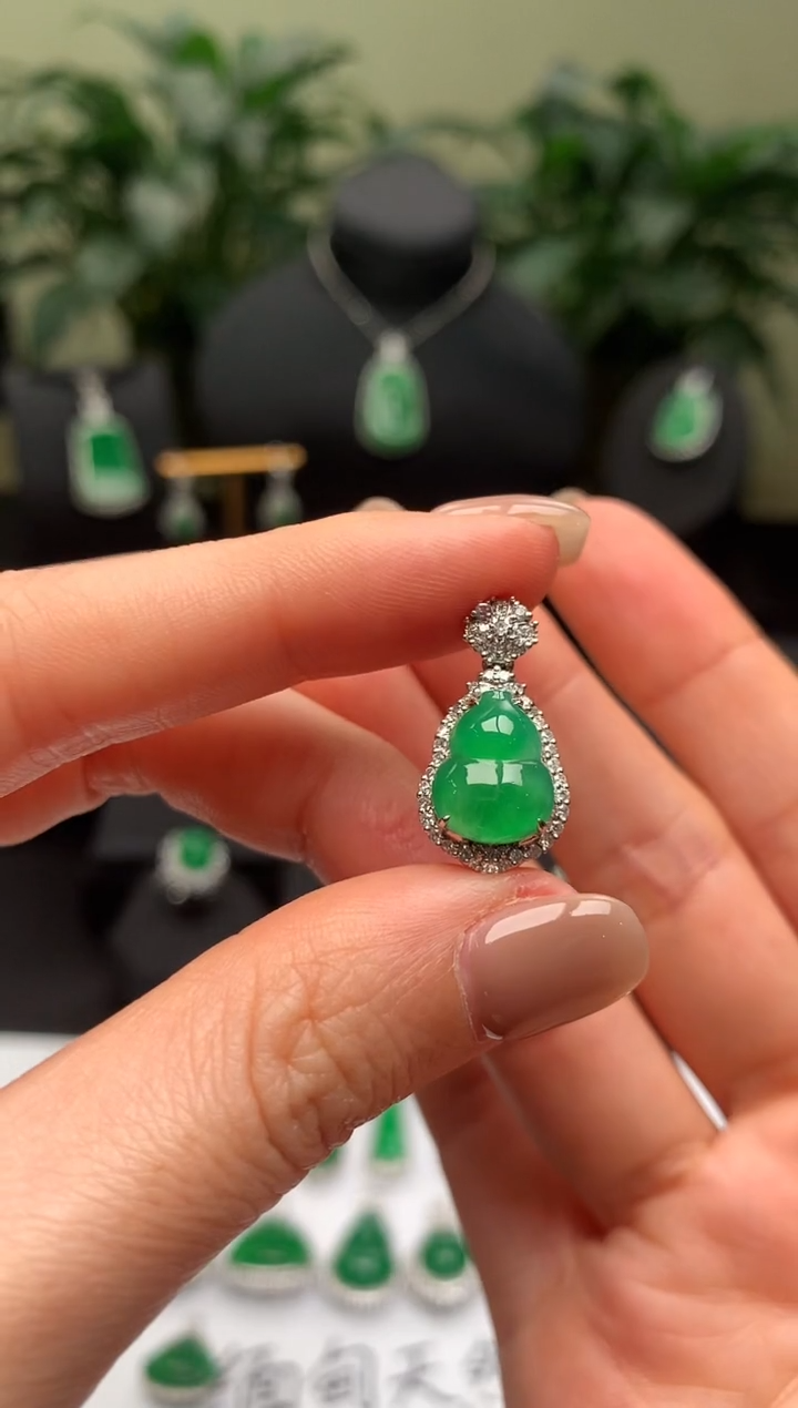 【闪购商品】翡翠颈饰18K金镶嵌绿葫芦