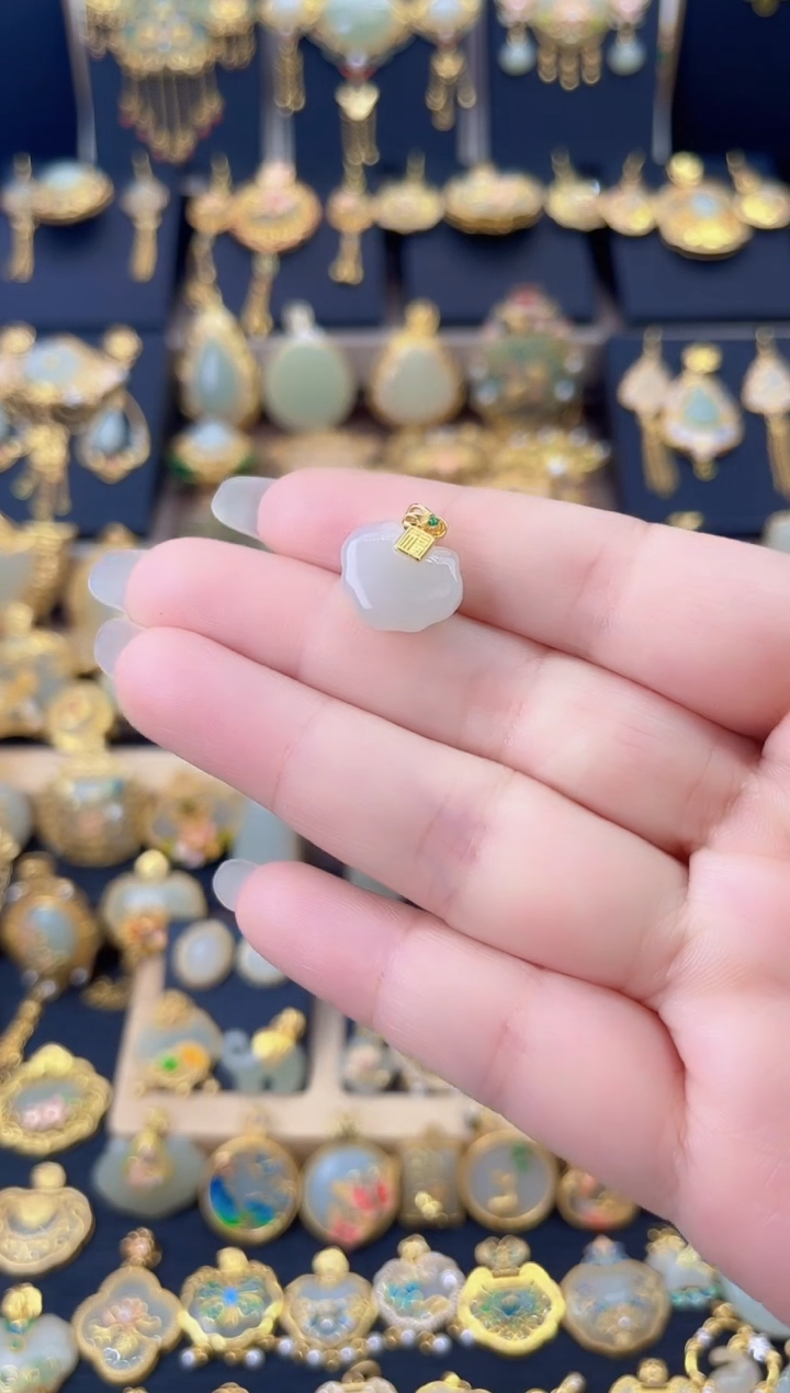 颈饰银S925镀金镶嵌和田玉小福字如意锁吊坠