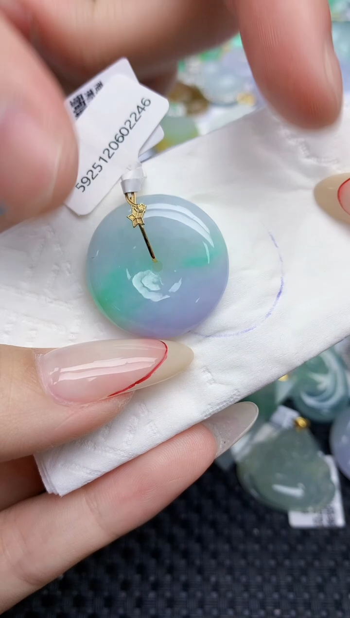 颈饰18K金镶嵌翡翠   天然翡翠A货  百元以上9米证书费自理