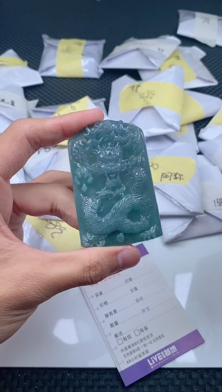 翡翠未镶嵌颈饰          
