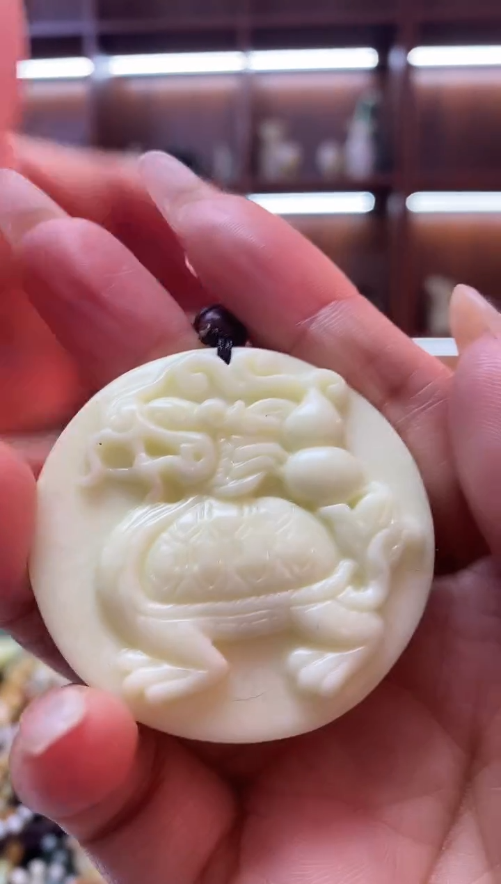 未镶嵌蛇纹石玉吊坠    