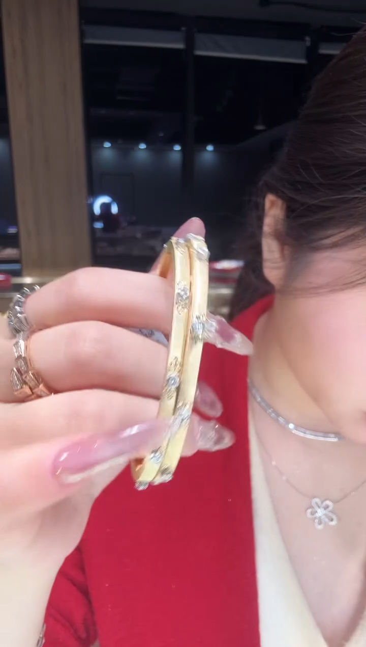 【闪购商品】钻石手镯18K金镶嵌拉丝10钻3.4MM多样性发其一