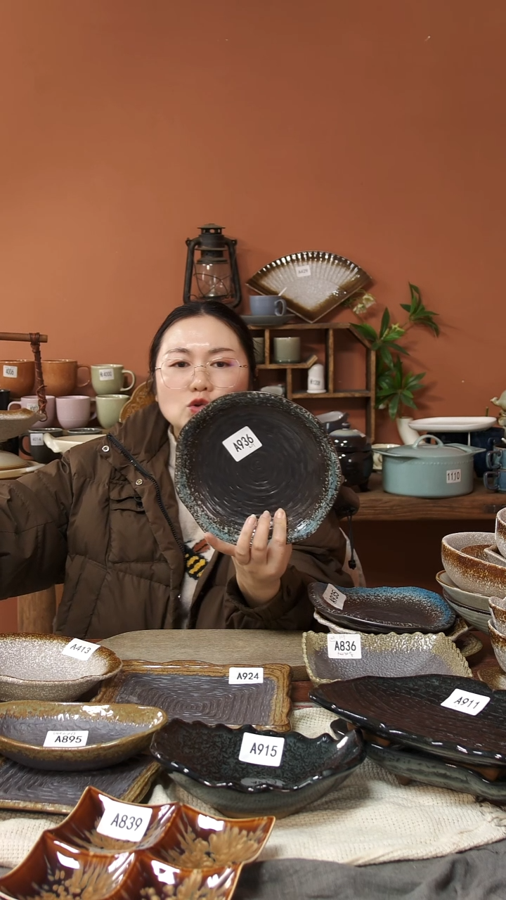 陶瓷A936  一只窑变复古蓝粗陶异形盘微瑕