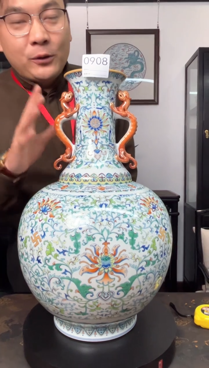 【闪购商品】摆件景德镇陶瓷斗彩缠枝莲双耳赏瓶908
