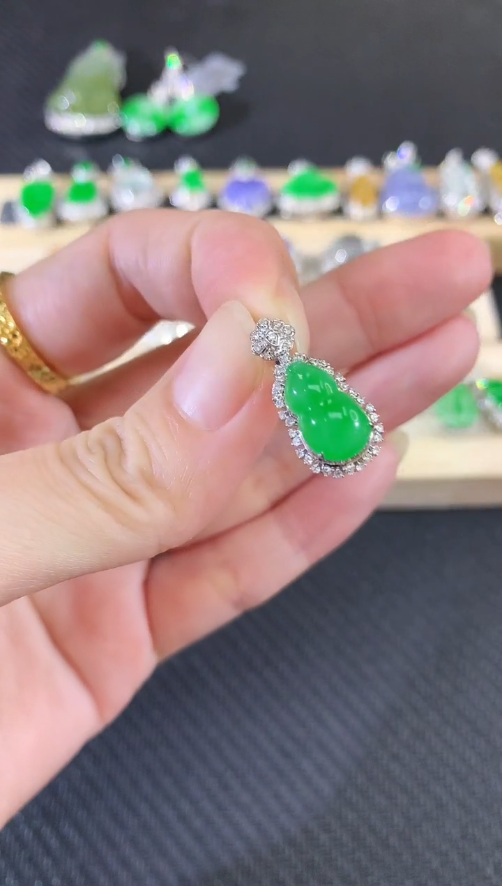 吊坠(不含链)18K金镶嵌翡翠葫芦|8800