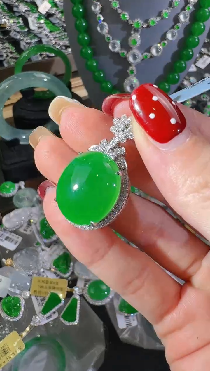 【闪购商品】翡翠颈饰未镶嵌蛋面