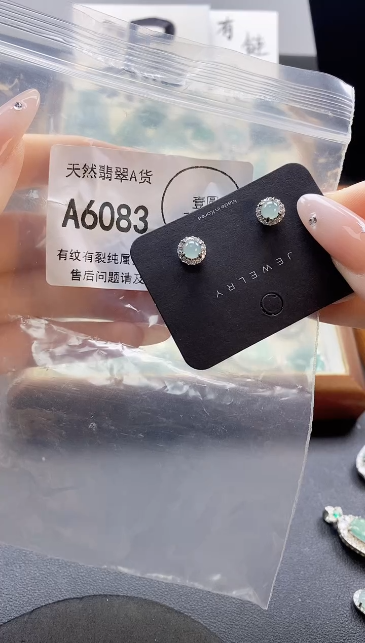 翡翠未镶嵌吊坠(赠链)天然翡翠A货