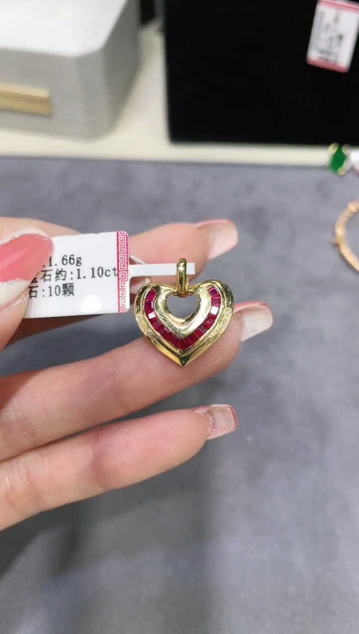 18K金镶嵌红宝石吊坠爱心款