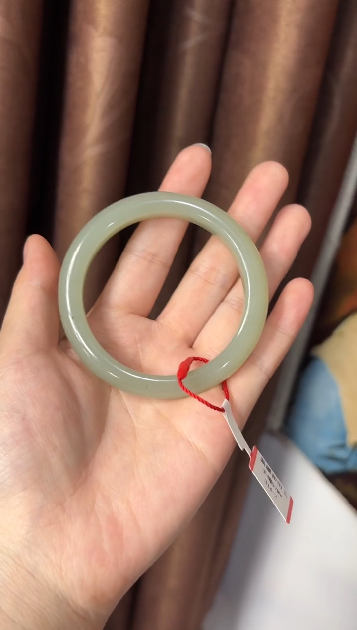 【闪购商品】和田玉手镯未镶嵌且末微色差近矿57+