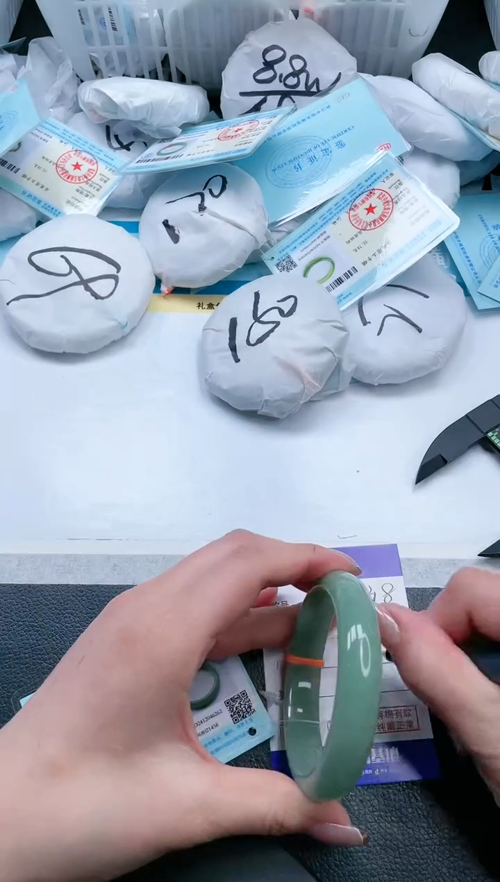 【闪购商品】石英质玉手镯未镶嵌18V318-56