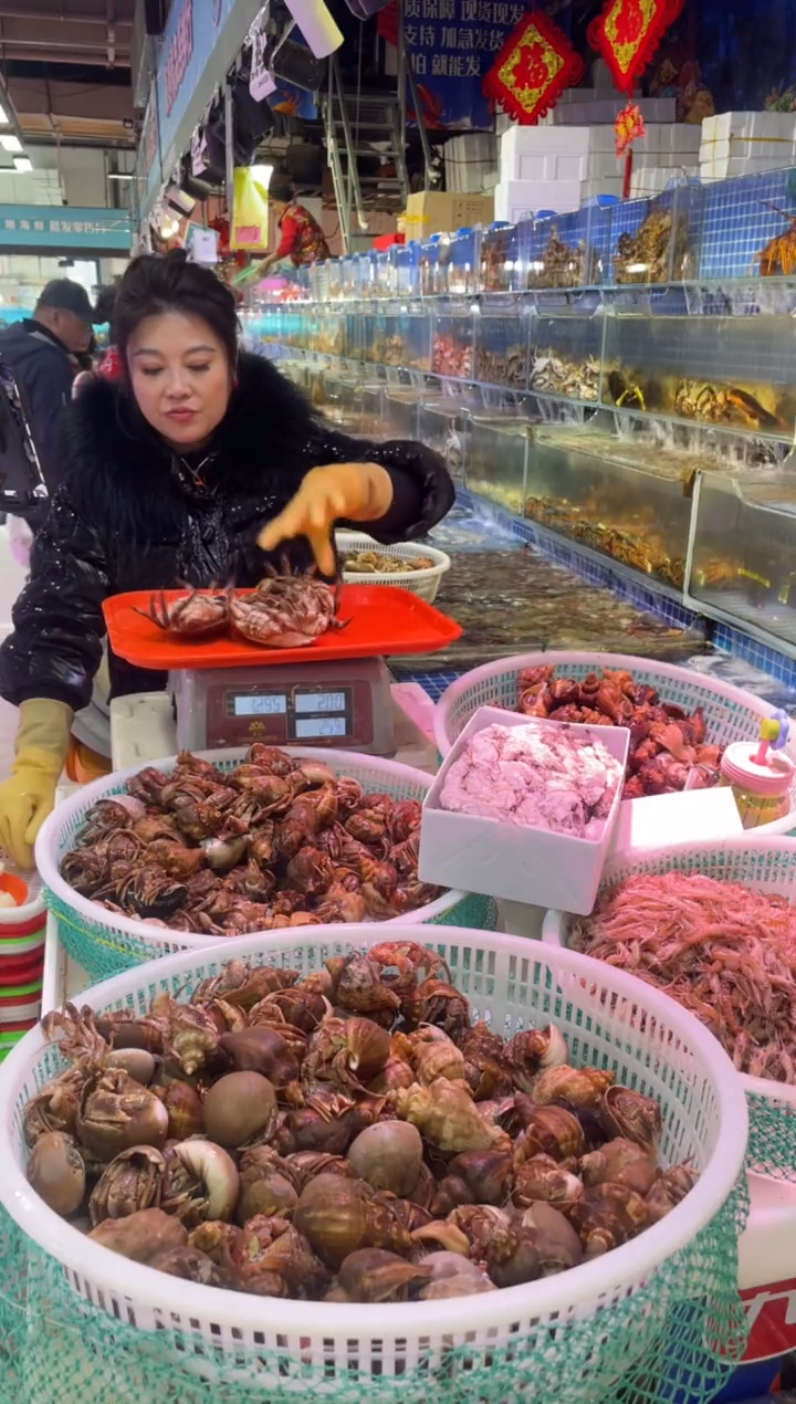 中国大陆鲜活面包蟹3只，2.4斤