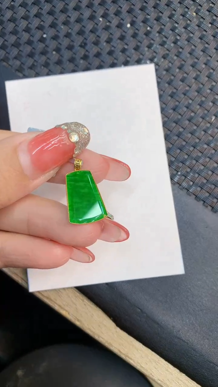 颈饰18K金镶嵌翡翠1