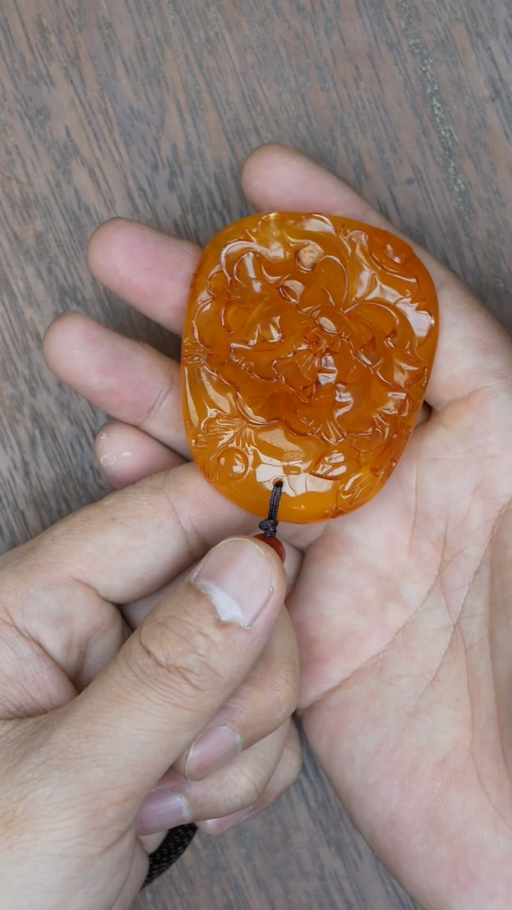 【闪购商品】琥珀裸石未镶嵌老蜡牡丹花雕刻件吊坠